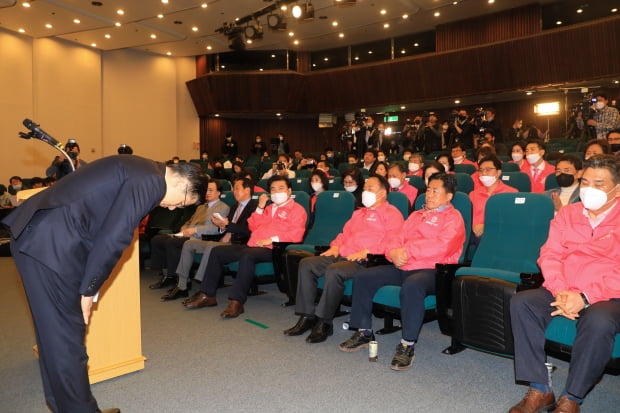 황교안 미래통합당 대표가 15일 서울 여의도 국회 도서관에 마련된 21대 국회의원선거 개표상황실에서 총선 결과 관련 입장을 발표 후 고개숙여 인사를 하고 있다. 이날 황 대표는 