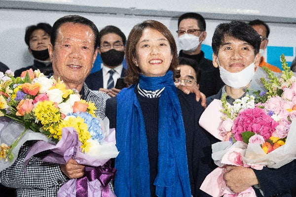 고민정 더불어민주당 서울 광진구을 후보가 16일 서울 광진구 선거사무소에서 21대 국회의원선거 당선을 확정지은 후 아버지 고영수씨(왼쪽), 남편 조기영 시인과 꽃다발을 들고 기념촬영을 하고 있다/사진=뉴스1