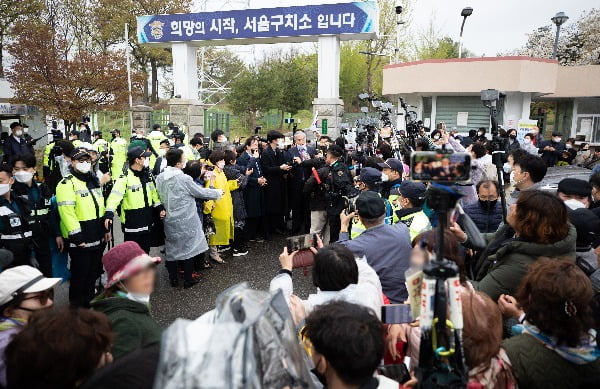 전광훈 목사(한국기독교총연합회 대표회장)가 20일 오후 경기도 의왕시 서울구치소에서 석방된 후 취재진 질문에 답변하고 있다. 사진=뉴스1