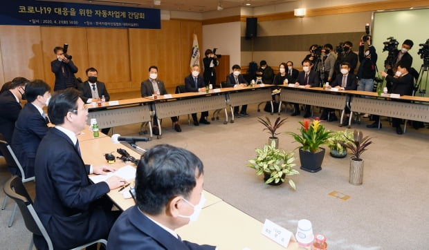 성윤모 산업통상자원부 장관이 21일 '코로나19 대응을 위한 자동차업계 간담회'에서 모두발언을 하고 있다. 사진=뉴스1