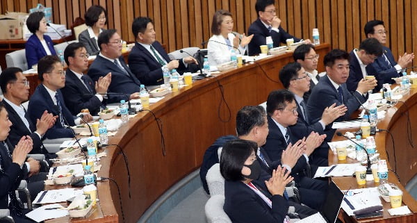 더불어민주당 의원 및 당선인들이 28일 서울 여의도 국회에서 열린 민주당 의원들 경제 공부 모임인 '경국지모'에서 박수를 치고 있다. 사진=뉴스1