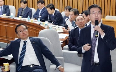 "원격의료 사회적 합의할 때"…巨與 의원들 앞에서 소신발언한 김용범