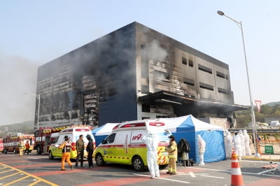 [속보] 소방당국 "이천 화재, 현재 6명 사망…큰 불길 잡혀"