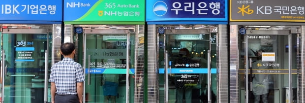 은행 점심시간에 문 닫으면…휴식 보장 Vs 불편 초래 | 한국경제