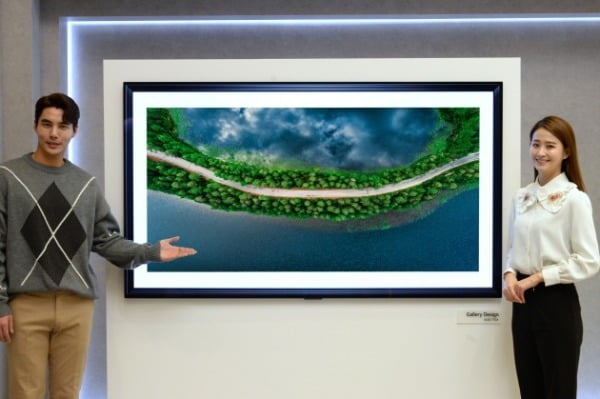 TV 전체를 벽에 붙인 '갤러리 디자인'이 적용된 2020년형 LG 올레드 씽큐/사진제공=LG전자
