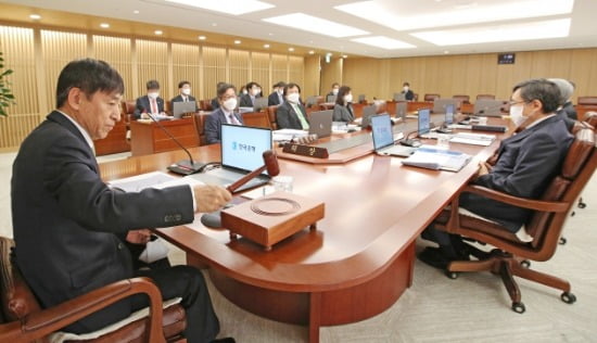 한국은행 '포스트 코로나' 대비할까…5월 금통위 금리인하 '무게'