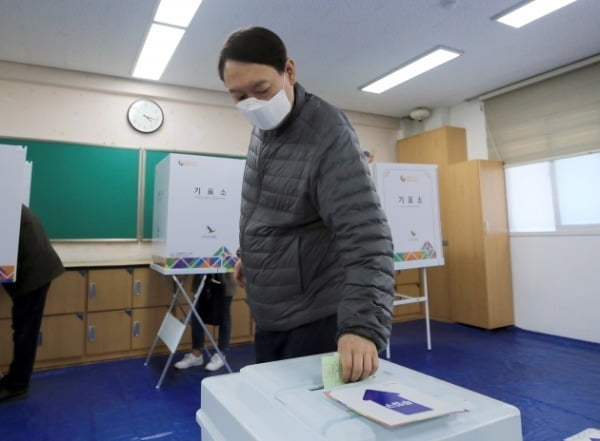 윤석열 검찰총장이 제21대 국회의원선거일인 4월 15일 오전 서울 서초구 원명초등학교에 마련된 투표소에서 투표를 하고 있다. 사진=슬롯 머신 규칙1