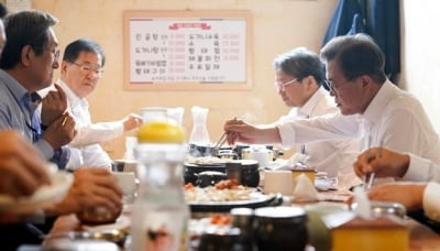 文대통령, 청와대 인근 곰탕집서 '깜짝점심'…"식당이용 활발했으면"