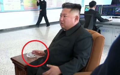 줄담배 피우며 멀쩡히 걸었다…北, 김정은 영상 신속 공개