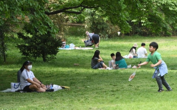 어린이날을 하루 앞둔 4일 오전 서울 광진구 어린이대공원에서 마스크를 착용한 가족들이 일정한 간격을 유지한 채 즐거운 시간을 보내고 있다/사진=김범준 기자