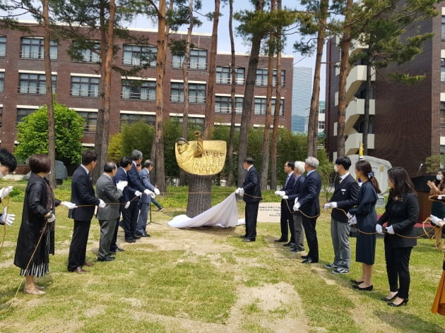 휘문의숙, 동문 4·19 민주혁명 기념동상 제막식