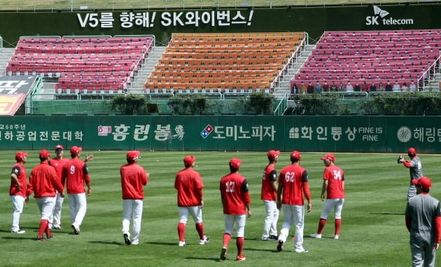 프로야구 개막을 하루 앞둔 4일 오후 인천시 미추홀구 인천 SK행복드림구장에서 SK 와이번스 선수들이 관중석에 관중 대신 가득 찬 플래카드를 바라보고 있다. 내일 프로야구 개막전은 무관중 경기로 진행될 예정이다. 2020.5.4 [사진=연합뉴스]