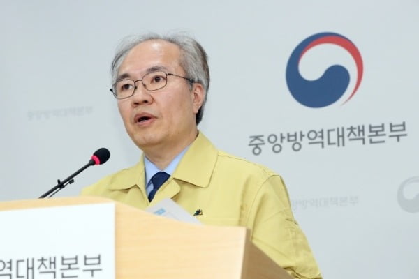 브리핑하는 권준욱 중앙방역대책부본부장(국립보건연구원장) [사진=연합뉴스]