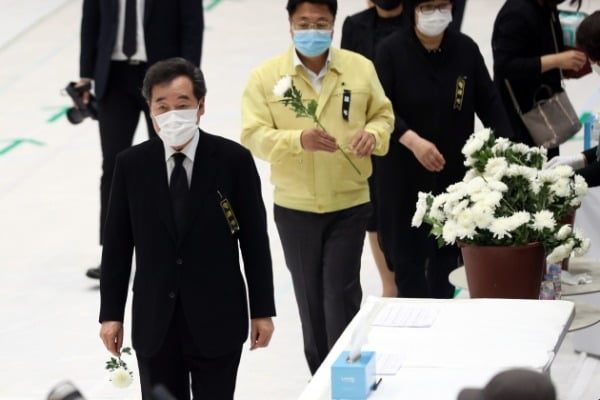 이낙연 전 국무총리가 5일 경기 이천시 서희청소년문화센터에 마련된 이천 물류창고 공사장 화재 합동분향소를 찾아 헌화를 위해 이동하고 있다. /사진=연합뉴스