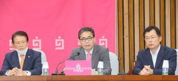 곽상도 미래통합당 의원이 6일 국회에서 열린 원내대책회의에서 발언하고 있다. /사진=연합뉴스