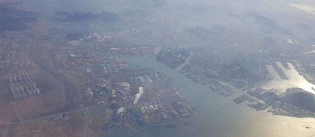 인천 북항(가운데) 배후단지와 내항(오른쪽)을 하늘에서 내려단 본 전경. 강준완 기자