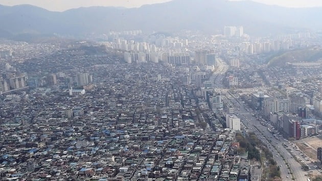 노후주택이 밀집해 재개발을 추진하고 있는 경기 성남의 시가지 일대. 한경DB