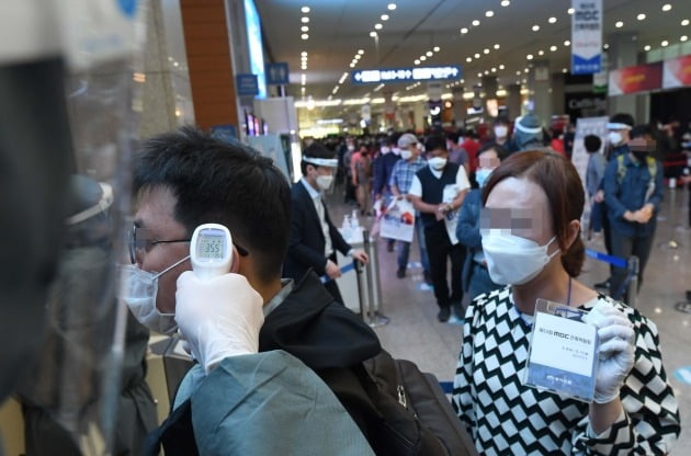 관람객들이 전시홀 출입구에서 2차 체온 측정을 하고 있다./김범준기자bjk07@hankyung.com 
