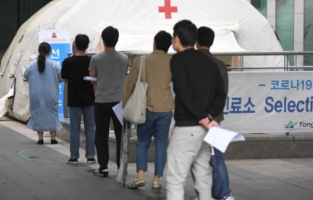 이태원 클럽 집단감염으로 2차 신종 코로나바이러스 감염증(코로나19) 확산이 우려되는 가운데 10일 오후 서울 용산구보건소 선별진료소에서 시민들이 검사를 받기위해 줄지어 서 있다./김범준기자bjk07@hankyung.com
