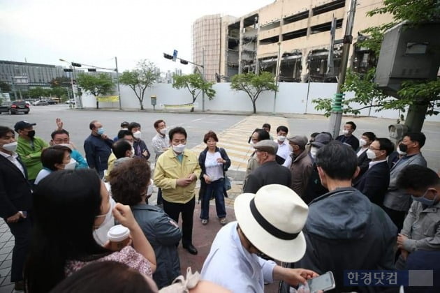 백군기 용인시장이 롯데마트 철거 및 신축을 앞두고 주민들의 의견을 듣고 있다. (자료 백군기 시장 페이스북)