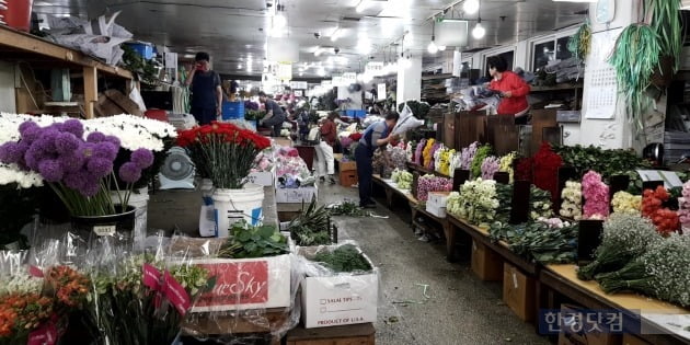 신종 코로나바이러스 감염증(코로나19) 직격탄을 맞은 화훼업계가 5월 가정의달을 맞아 활기를 띠던 것도 잠시, 서울 이태원 클럽발 코로나19 확진자가 늘어나며 다시 한숨을 내쉬고 있다./사진=이미경 기자