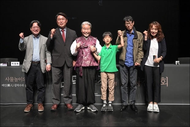 11일 세종문화회관에서 열린 ‘김덕수전’ 발표회에서 이동연 한예종 교수(왼쪽부터), 박형배 현대차 정몽구 재단 사무총장, 김덕수 명인, 배우 강리우, 박근형 연출가, 오정화 세종문화회관 공연기획팀장이 파이팅을 외치고 있다.  세종문화회관 제공 