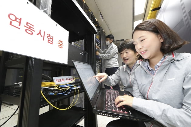 KT 연구원이 국내에서 개발한 양자 암호 통신 기술이 적용된 5G 네트워크를 확인하고 있다. KT 제공