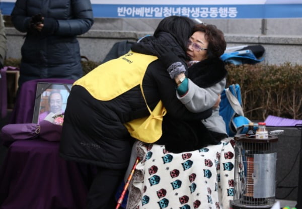 2018년 12월 당시 윤미향 정의기억연대 이사장이 서울 종로구 옛 일본대사관 앞에서 열린 제1366차 일본군 성노예제 문제 해결을 위한 정기 수요시위에서  위안부 할머니 피해자인 이용수 할머니와 포옹을 하고 있다. /사진=연합뉴스
