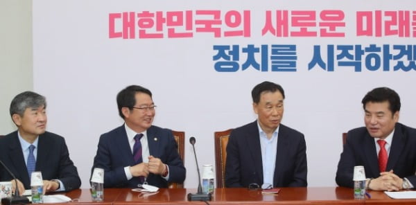 원유철 미래한국당 대표, 김기선 정책위의장, 백승주 원내수석부대표, 조태용 대변인(오른쪽 부터)이 12일 서울 여의도 국회에서 열린 최고위원회의에서 대화를 나누고 있다. /사진=연합뉴스