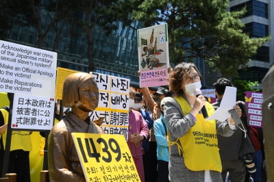 수요집회에서 발언하는 이나영 정의기억연대 이사장