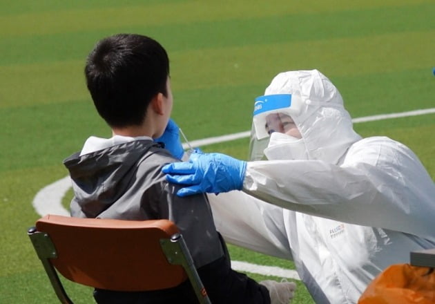 인천시 미추홀구 보건소에 마련된 도보이동식 선별진료  검사센터에서 학생이 검사를 받고 있다. 미추홀구 제공