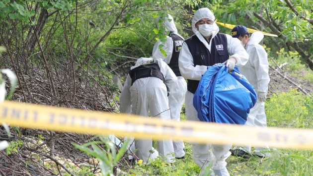 12일 전북 완주군 상관면 한 과수원에서 부산에서 실종된 것으로 추정되는 20대 여성의 시신이 발견돼 출동한 과학수사 관계자들이 현장 감식을 하고 있다. 2020.5.12/뉴스1