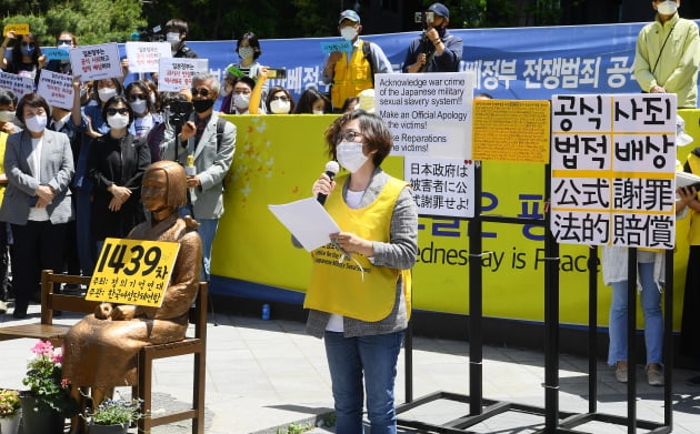 13일 일본군 성노예제 문제 해결을 위한 정의기억연대가 서울 수송동 옛 일본대사관 앞에서 주최한 수요집회에서 이나영 이사장이 경과보고를 하고 있다.  강은구기자 egkang@hankyung.com 