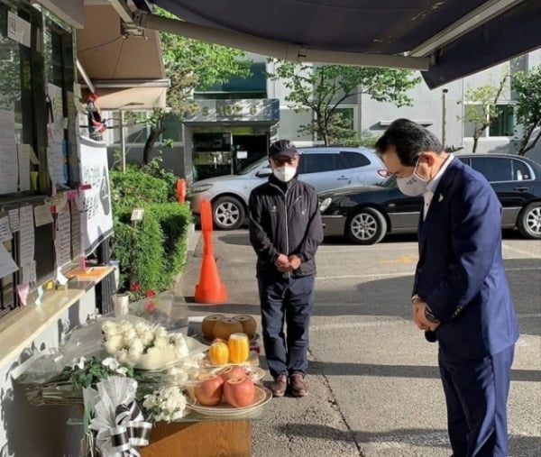 13일 정세균 국무총리가 이른바 '갑질 사건'으로 극단적 선택을 한 강북구 경비원의 분향소를 찾아 추모하고 있다/사진=정세균 페이스북 캡처