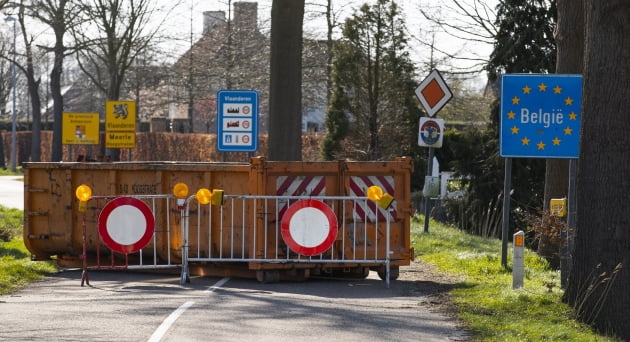 코로나19가 유럽에서 본격적으로 확산되기 시작한 지난 3월23일 벨기에와 네덜란드를 오가는 도로가 컨테이너 등으로 폐쇄됐다.  사진=AP 