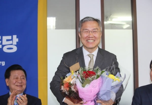 열린민주당 최강욱 신임 당 대표가 지난 12일 서울 여의도 당사에서 축하 꽃다발을 받고 있다. /사진=연합뉴스