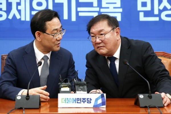 김태년 더불어민주당 원내대표와 주호영 미래통합당 원내대표가 14일 오후 서울 여의도 국회에서 열린 원내대표 회동에서 대화를 하고 있다. /사진=뉴스1