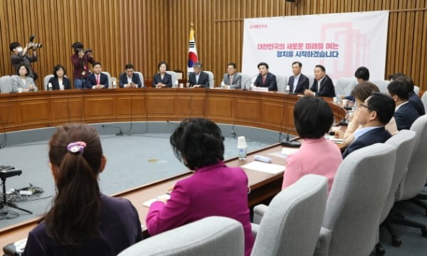 미래한국당 당선자들이 15일 오전 서울 여의도 국회에서 열린 당선자 간담회에 참석해 있다. /사진=뉴스1