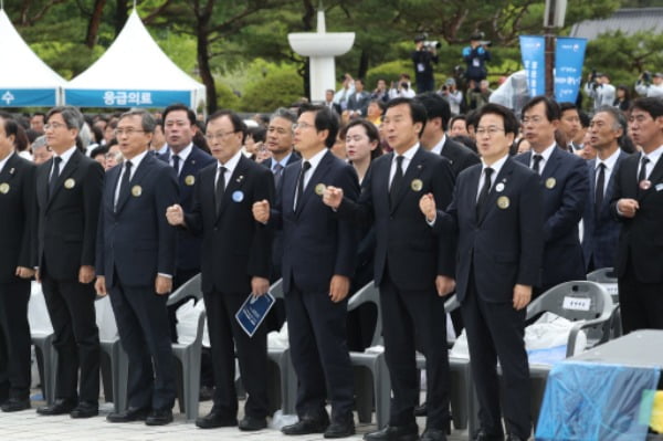 지난해 5월 광주 국립5·18민주묘지에서 5·18 민주화운동 기념식 중 참석자들이 임을 위한 행진곡을 제창하고 있다. /사진=연합뉴스