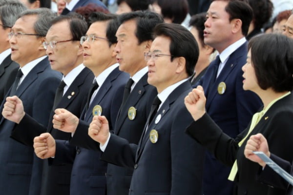 지난해 5월 광주 북구 국립 5·18민주묘지에서 열린 제39주년 5·18민주화운동 기념식에 각당 대표들이 참석해 '임을 위한 행진곡'을 부르고 있다. /사진=연합뉴스