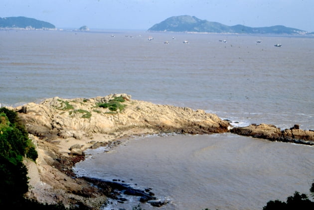 신라상인들이 불상을 놓고간 절강성 주산군도 보타도의 신라암초, 사진=윤명철 동국대 명예교수·우즈베키스탄 국립 사마르칸트대 교수