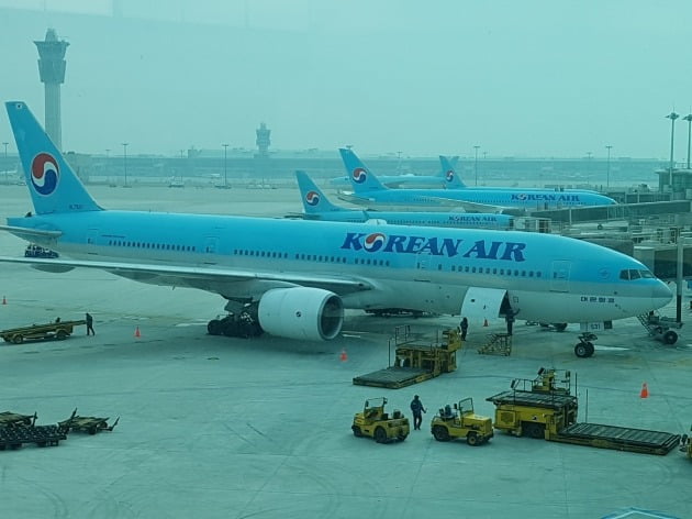 국적항공기 대한항공이 인천국제공항  대한항공 비행기가 인천국제공항 계류장에서 이륙을 준비하고 있다.  /강준완 기자