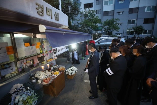 지난 14일 오전 서울 강북구 우이동 한 아파트 경비실 앞에서 아파트 경비원으로 일하다 주민 괴롭힘에 최근 극단적 선택을 한  최희석 경비원의 유족들이 노제를 지내고 있다. (사진=연합뉴스)