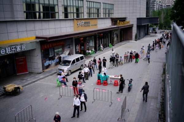 코로나19(신종 코로나바이러스 감염증)이 집단 재발한 중국 후베이성 우한시에서 지난 16일 주민들이 핵산 검사를 받기 위해 긴 줄을 이루고 있다. /사진=연합뉴스