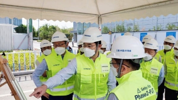 이재용 삼성전자 부회장(가운데)이 18일 중국 산시성에 위치한 시안반도체 사업장을 찾아 신종 코로나바이러스 감염증(코로나19) 장기화에 따른 영향 및 대책을 논의하며 현장 점검을 하고 있다. 신종 코로나바이러스 감염증(코로나19) 사태가 발생한 후 중국을 방문한 글로벌 기업인은 이 부회장이 처음이며 진교영 삼성전자 메모리사업부장 사장, 박학규 DS부문 경영지원실장 사장, 황득규 중국삼성 사장 등이 참석했다. 2020.5.18 [사진=삼성전자 제공]