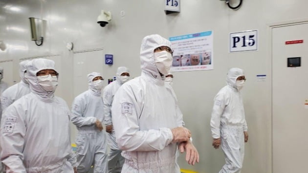 이재용 삼성전자 부회장이 18일 중국 산시성에 위치한 시안반도체 사업장을 방문해 생산라인을 점검하고 있다. 2020.5.18 [사진=삼성전자 제공]