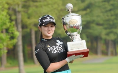 박현경 KLPGA 첫우승에 활짝 웃은 파마리서치프로덕트