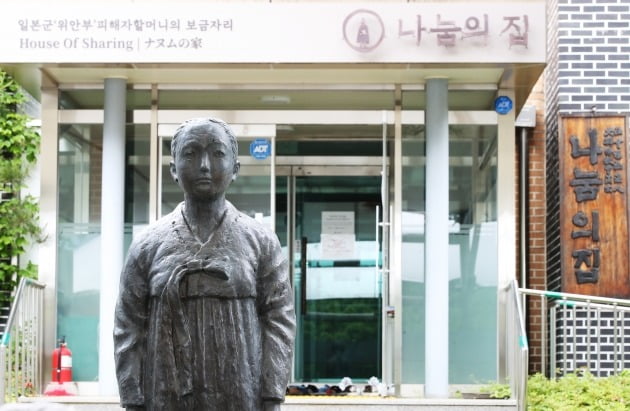 19일 후원금 집행 문제에 대한 내부 고발이 나온 경기도 광주시 나눔의 집에 평화의 소녀상이 서 있다. 김대월 학예실장 등 나눔의 집 직원 7명은 19일 보도자료를 내 