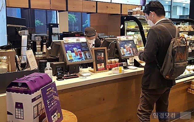 20일 서울 광화문역 인근 한 커피빈 매장에서 고객이 커피를 구입하고 있다.(사진=오정민 한경닷컴 기자)
