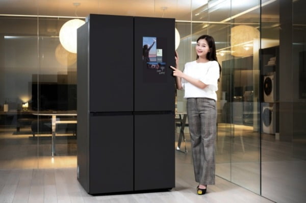 20일 삼성전자 모델이 수원 삼성전자 디지털시티 프리미엄하우스에서  패밀리허브가 적용된 비스포크 냉장고 신제품을 소개하고 있다/사진제공=삼성전자